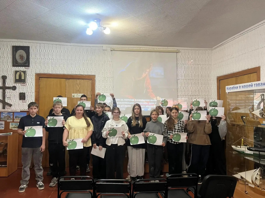 14 октября  специалисты Залесовского Центрального Дома культуры провели для учащихся 8-х классов Залесовской СОШ № 2 информационный час «Живи ярко — без наркотиков».